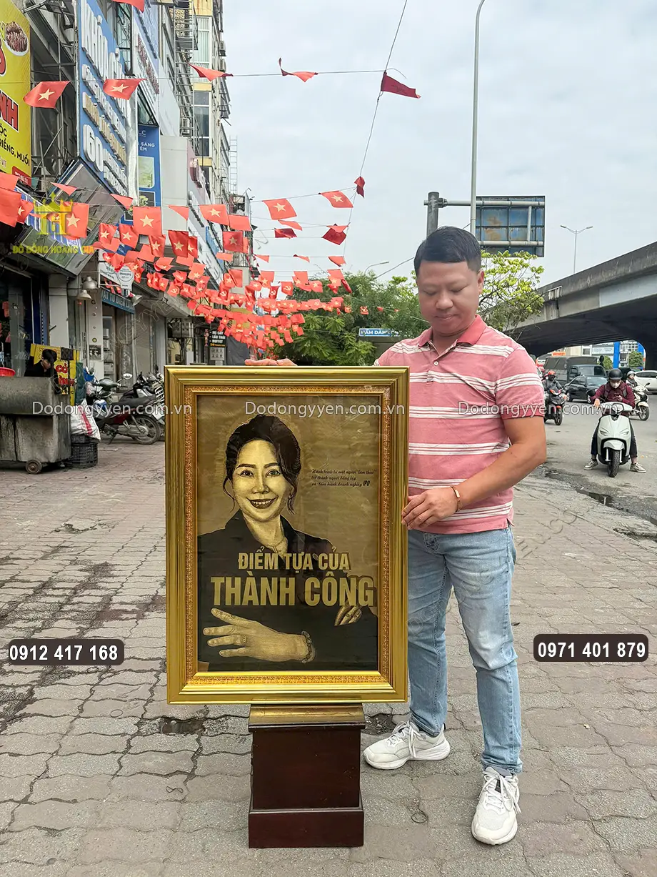 Tranh truyền thần được l&agrave;m xước tr&ecirc;n nền đồng